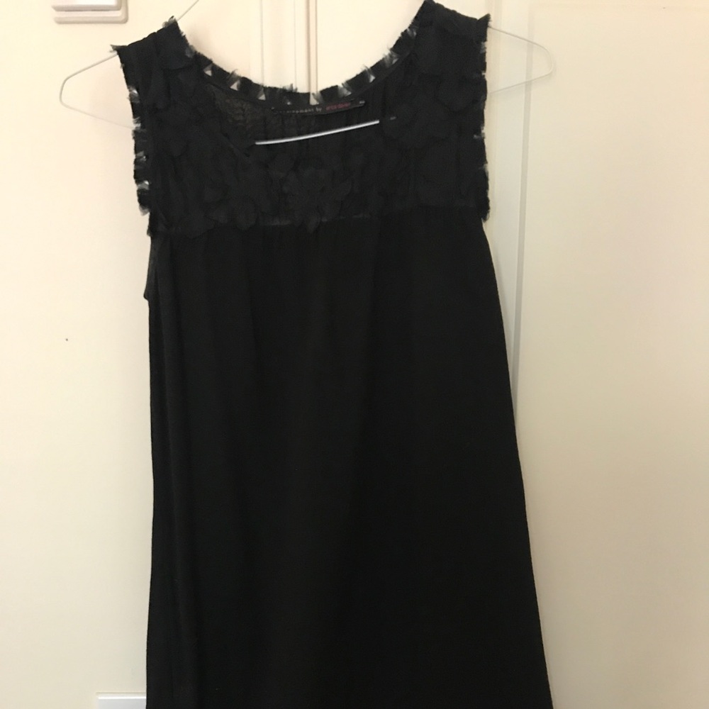 Sleeveless wool dress with floral detailing